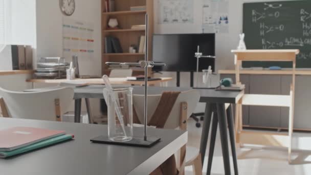 昼間の教室での学校の机の上のビーカーの選択的な焦点 — ストック動画