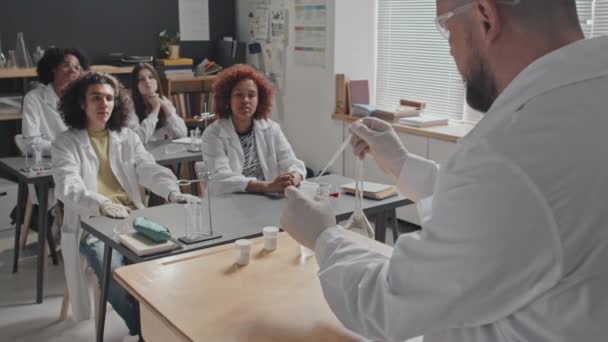 Přes Rameno Učitele Chemie Lékařských Šatech Ochranných Brýlích Stojícího Ráno — Stock video