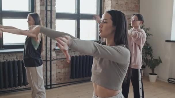 Серед Темноволосих Дівчаток Бірао Танцює Командою Студії Вдень — стокове відео
