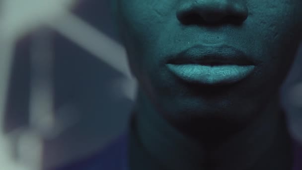 Концептуальный Крупный План Афроамериканцев Ниже Лица Синем Свете Фоне Футуристической — стоковое видео