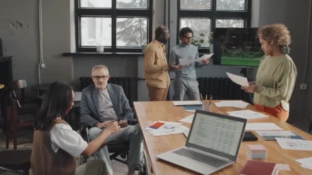 Mittlere Länge Von Verschiedenen Multiethnischen Menschen Die Tagsüber Konferenzraum Arbeiten — Stockvideo