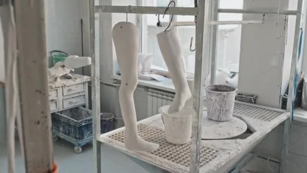 義肢装具製作ワークショップでの更なる作業のために準備された人間の足の石膏鋳造物の水平線なし — ストック動画