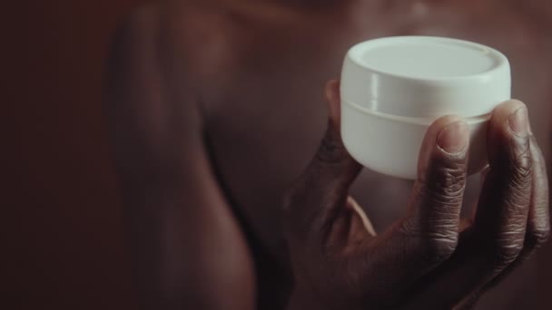 无法辨认的非裔美国人打开保湿奶瓶的选择性聚焦特写慢镜头 — 图库视频影像