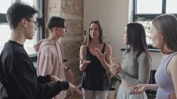 Gündüz Vakti Dans Stüdyosunda Sohbet Eden Gülümseyen Günlük Giysili Beş — Stok video