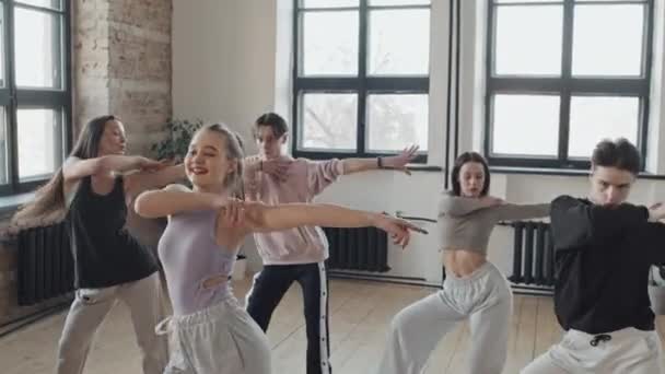 Mediano Largo Jóvenes Estudiantes Femeninos Masculinos Bailando Vogue Luego Chocando — Vídeos de Stock