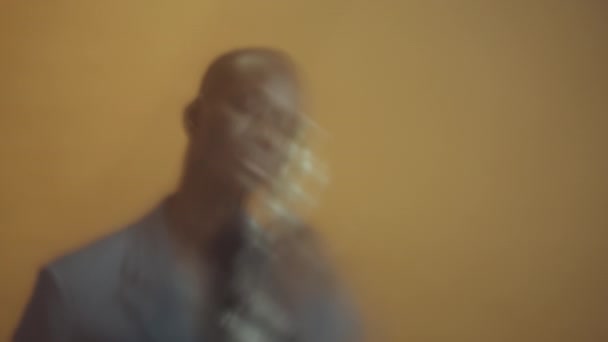 Fogalmi Stúdió Portré Érzékeny Fiatal Felnőtt Fekete Férfi Szürke Kabát — Stock videók