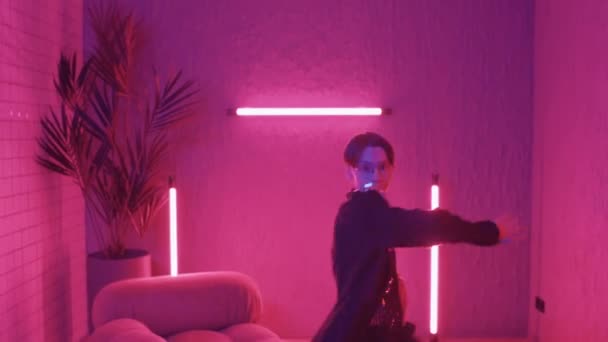 Середній Портрет Хлопця Підлітка Окулярах Танцює Мода Рожевих Неонових Вогнях — стокове відео