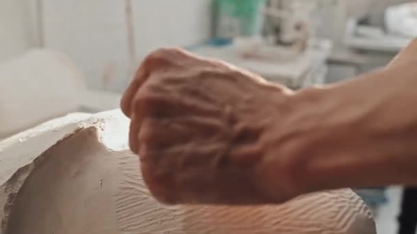 Zbliżenie Nierozpoznawalnego Człowieka Pracującego Przemyśle Produkcji Protez Rzeźbiarskich Gipsu Odlewanego — Wideo stockowe