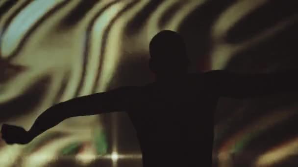 Σιλουέτα Αγνώριστου Νεαρού Που Χορεύει Αφηρημένος Φωτισμός Στο Φόντο — Αρχείο Βίντεο