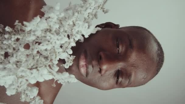 Verticale Studio Portret Van Shirtloze Jonge Zwarte Man Met Ongewone — Stockvideo
