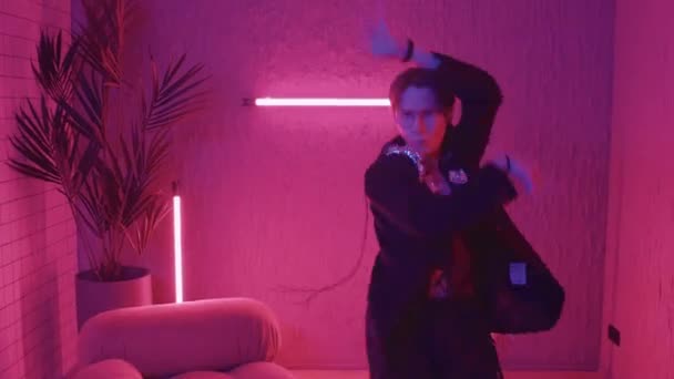 Відстеження Портрета Хлопця Підлітка Окулярах Танцює Мода Рожевих Неонових Вогнях — стокове відео