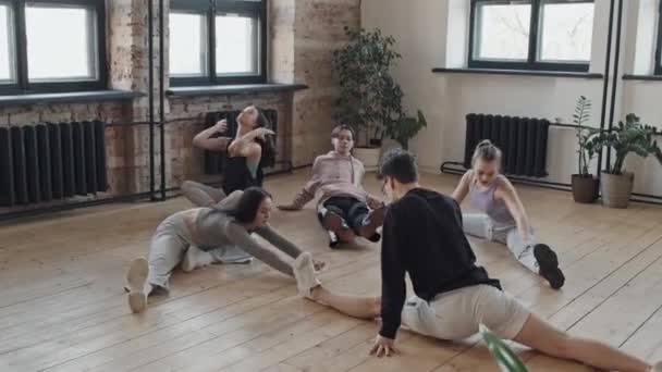 Середня Тривалість Молодих Жіночих Чоловічих Танцюристів Розтягуються Студії Вранці — стокове відео