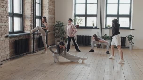 Широкий Знімок Яти Активних Хлопців Дівчат Повсякденному Одязі Розтягуються Танцювальній — стокове відео