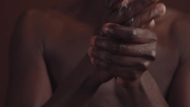 选择性聚焦工作室拍摄的年轻非裔美国人赤身裸体将手霜揉搓成皮肤 棕色背景 — 图库视频影像