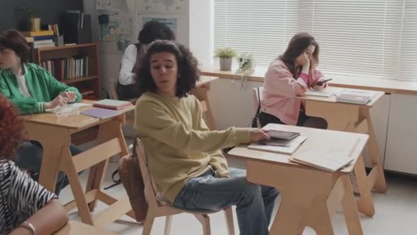 Mittellange Seitenansicht Eines Lockigen Teenagers Der Tagsüber Schreibtisch Unterricht Sitzt — Stockvideo