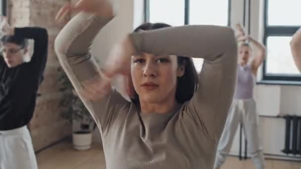 Серед Темноволоса Дівчина Дивиться Камеру Танцює Моду Студії Вдень Передньому — стокове відео