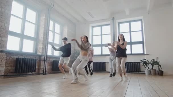 Low Wide Angle Slow Motion Young Cheerful People Dancing Vogue — Stock Video