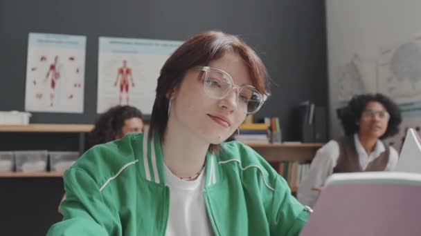 Niedriger Winkel Des Kurzhaarigen Kaukasischen Mädchens Mit Brille Das Schreibtisch — Stockvideo
