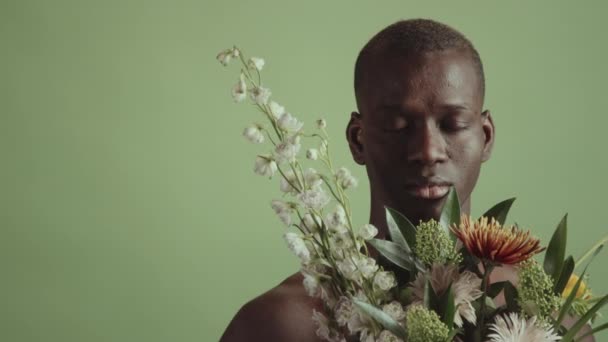 Studio Gros Plan Beau Jeune Homme Noir Adulte Debout Torse — Video