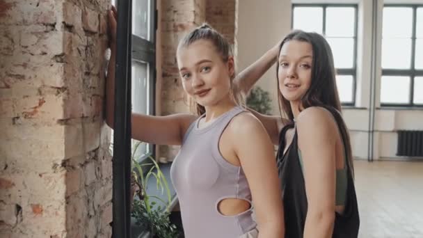 Портрет Двох Молодих Красивих Дівчат Стоять Сучасній Танцювальній Студії Вдень — стокове відео