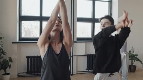 Середній Коричнево Окий Хлопець Викладає Молодих Жіночих Чоловічих Танцюристів Моди — стокове відео