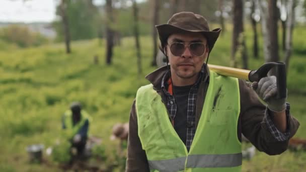 Portrait Taille Haute Jardinier Caucasien Tenue Travail Lunettes Soleil Tenant — Video