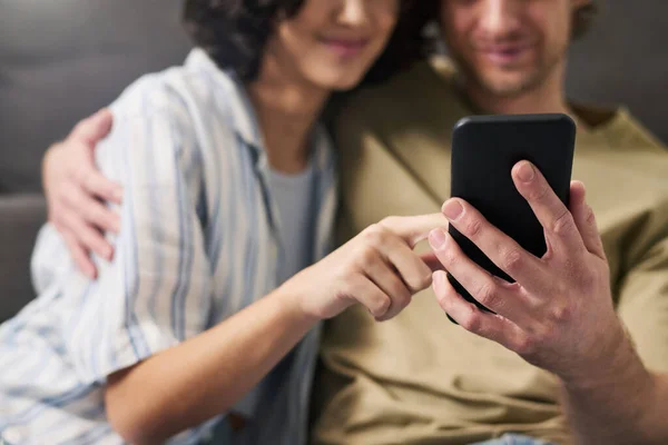 Foco Seletivo Nas Mãos Jovens Casais Com Smartphone Escolhendo Comida — Fotografia de Stock