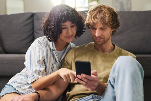 Young Restful Heterosexual Couple Smartphone Choosing Online Food While Sitting — Stock Photo, Image