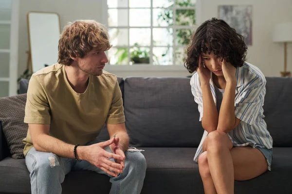 Displeased Young Man Sitting Couch Front His Stressed Wife Touching — Stock Photo, Image