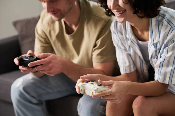 Schnappschuss Eines Jungen Erholsamen Paares Das Ein Neues Videospiel Genießt — Stockfoto