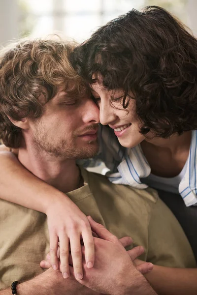 Gros Plan Portrait Jeune Couple Affectueux Exprimant Tendresse Amour Les — Photo