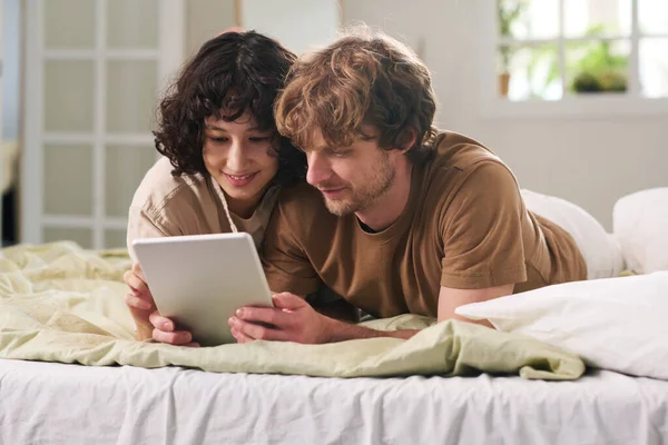 Giovane Donna Scorrendo Beni Online Tablet Mostrandoli Marito Consultando Quali — Foto Stock