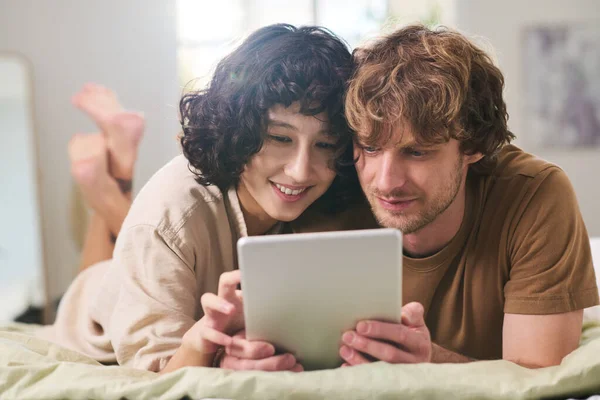 Jong Liefdevol Paar Zoek Door Online Goederen Tablet Scherm Terwijl — Stockfoto