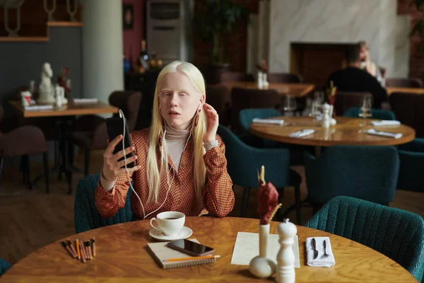 Jolie Fille Albinos Vêtements Décontractés Intelligents Communiquant Chat Vidéo Avec — Photo