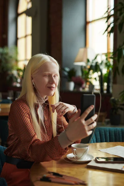 Uzun Sarı Saçlı Genç Bir Kadın Kafede Otururken Görüntülü Sohbet — Stok fotoğraf