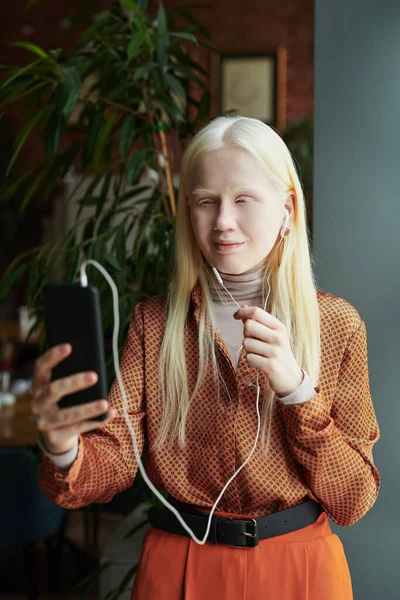 Jeune Femme Albinos Chemisier Intelligent Parler Ami Dans Chat Vidéo — Photo