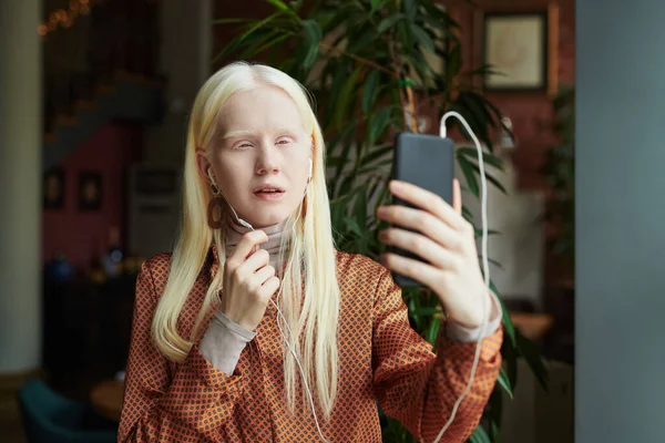 Jeune Fille Albinos Dans Les Écouteurs Tenant Téléphone Mobile Face — Photo