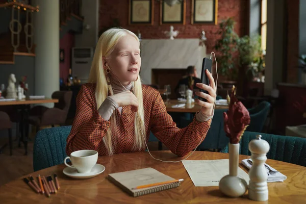 Jeune Femme Albinos Tenue Décontractée Parler Ami Dans Chat Vidéo — Photo