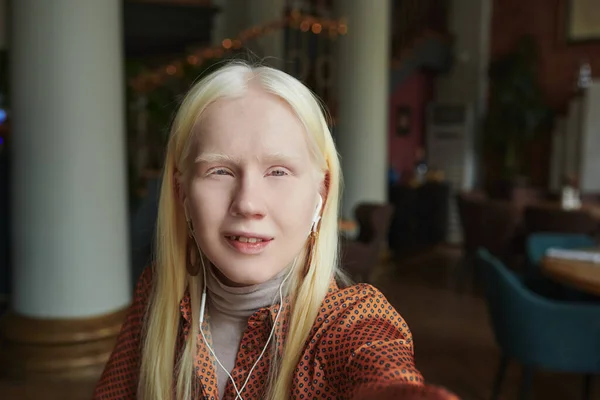 Portrait Jeune Femme Albinos Avec Écouteurs Regardant Caméra Tout Tenant — Photo