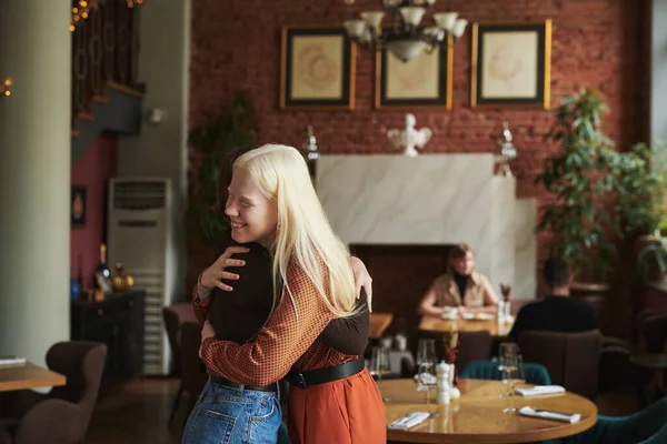 Ευτυχισμένο Κορίτσι Albino Δίνει Αγκαλιά Στη Φίλη Της Ενώ Συναντούν — Φωτογραφία Αρχείου