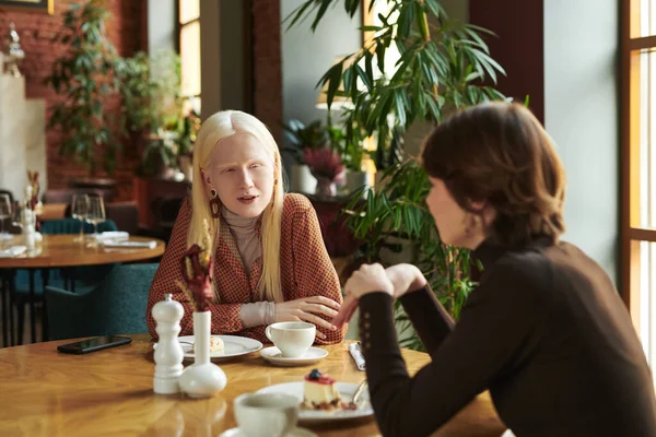 Młodzieńcza Albinoska Siedząca Przy Stole Kawiarni Pijąca Kawę Deser Podczas — Zdjęcie stockowe