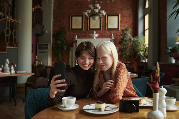 Δύο Νεαρά Θηλυκά Zoomers Κοιτάζοντας Την Οθόνη Του Smartphone Που — Φωτογραφία Αρχείου