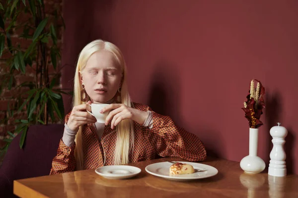 Joven Mujer Albina Descansada Traje Casual Inteligente Disfrutando Café Artesanal — Foto de Stock