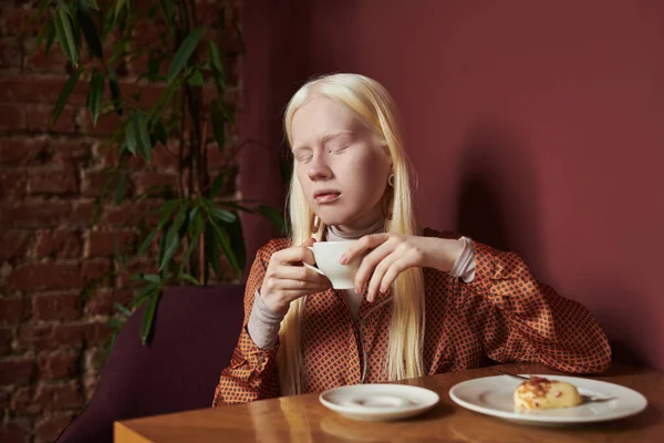 Молодая Спокойная Альбиноса Женщина Длинными Белыми Волосами Держа Чашку Кофе — стоковое фото