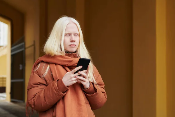 Ung Albinokvinna Brun Jacka Och Halsduk Med Mobiltelefon Varm Höstdag — Stockfoto