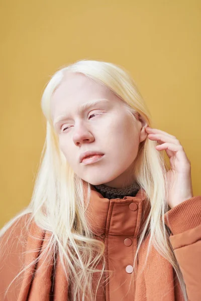 Jeune Femme Albinos Sereine Avec Longs Cheveux Blonds Debout Devant — Photo
