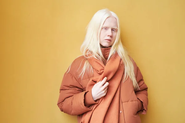 Sıcak Kahverengi Ceketli Atkılı Şık Albino Kız Sarı Arka Planda — Stok fotoğraf