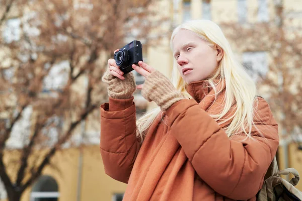 Sıcak Kahverengi Ceket Atkı Giymiş Genç Albino Kadın Elinde Fotoğraf — Stok fotoğraf