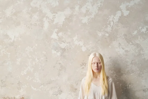 Ung Lugn Albino Kvinna Vit Pullover Hålla Ögonen Stängda När — Stockfoto