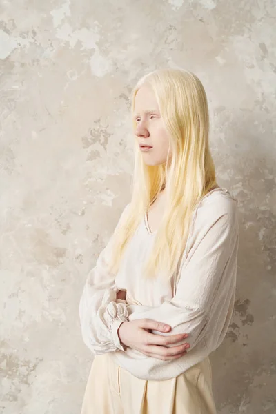 Mujer Albina Joven Ropa Casa Algodón Blanco Manteniendo Sus Brazos — Foto de Stock